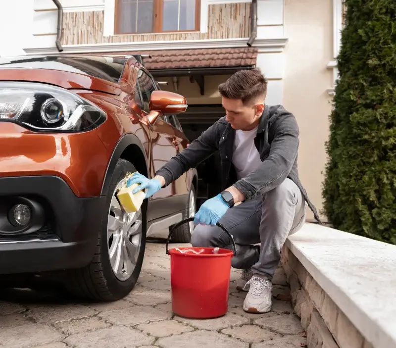 Lavage auto à domicile Flancourt-Crescy-en-Roumois : professionnel intervenant sur un véhicule